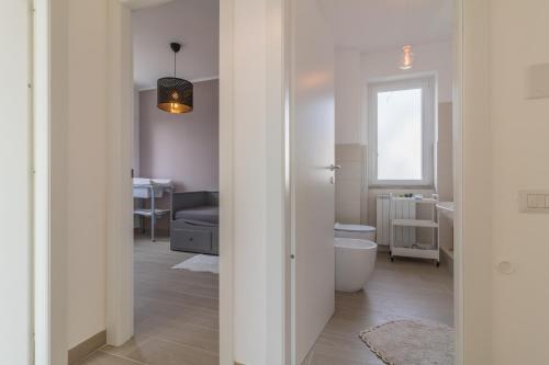 ein weißes Bad mit einem WC und einem Fenster in der Unterkunft Villa luminosa ed elegante a Sutri in Sutri