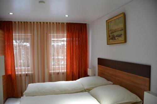 1 dormitorio con cama y ventana en Alpinaflat, en Rosenheim