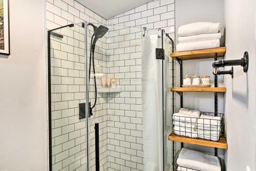 y baño con ducha y azulejos blancos. en Modern Aurora Studio with Private Patio, 