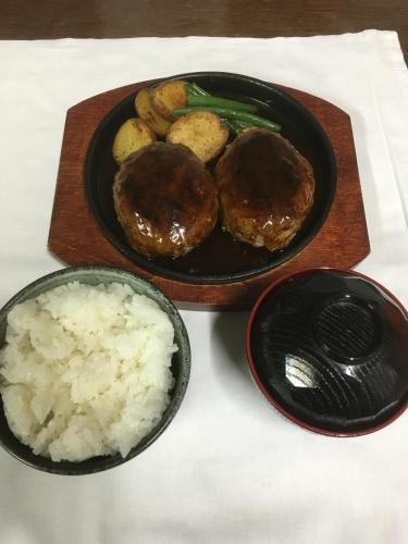 ホテルの敷地内または近くでの食事または食べ物