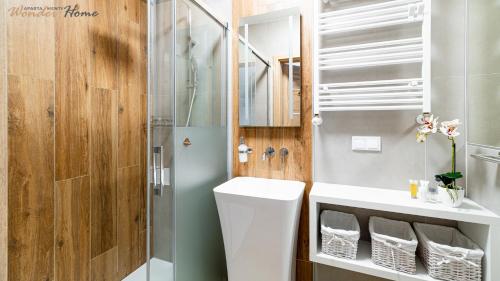W łazience znajduje się prysznic, toaleta i umywalka. w obiekcie Wonder Home - Apartamenty Blisko Gór w zielonej części Karpacza - przy przy stoku i szlakach turystycznych w mieście Karpacz