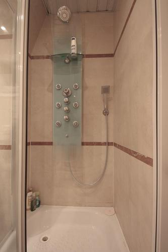 une salle de bain avec douche et baignoire dans l'établissement bridgestreet ST GERMAIN, à Paris