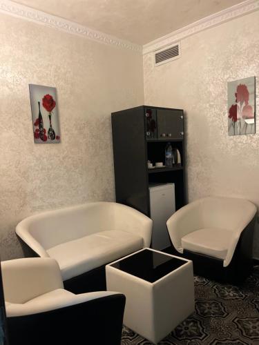 a living room with two chairs and a tub at The Castle Hotel in Amman