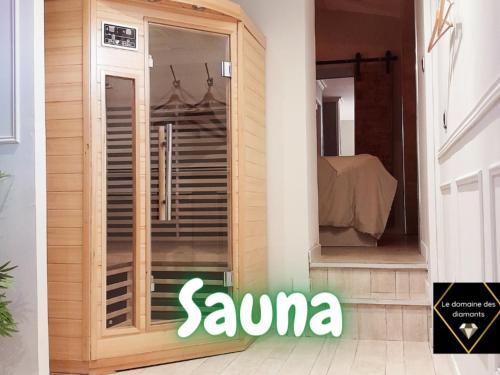une porte coulissante en verre avec un panneau de sauna sur une maison dans l'établissement Lux, chambre spa privatif Valenciennes, à Aulnoy