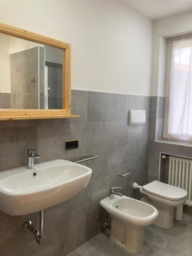 uma casa de banho com um lavatório e um WC em Lavini em Marco