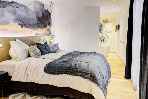 a bedroom with a bed and a painting on the wall at Königswieser Hof in Königswiesen