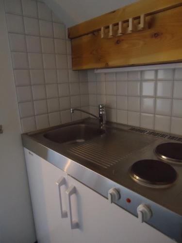 eine Küche mit einer Spüle und einer Arbeitsplatte in der Unterkunft meublé de tourisme à Bouillon in Bouillon