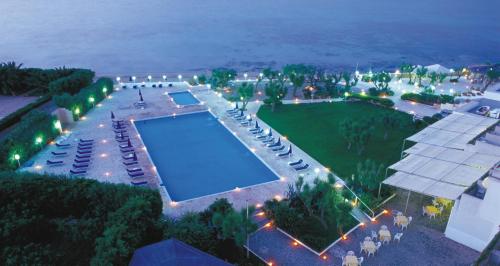 an overhead view of a swimming pool at a resort at Hotel Del Levante in Torre Canne