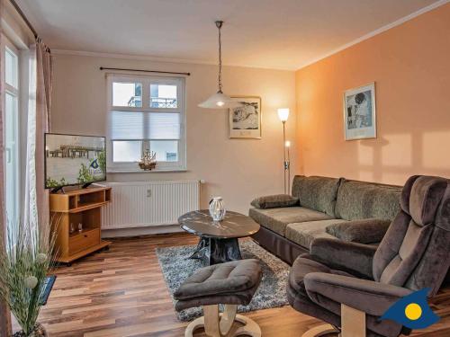 uma sala de estar com um sofá e uma mesa em Ferienwohnung Strandläufer 06 em Bansin