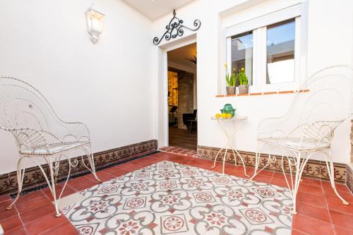 a hallway with two chairs and a rug at HN Gaviota in Valencina de la Concepción
