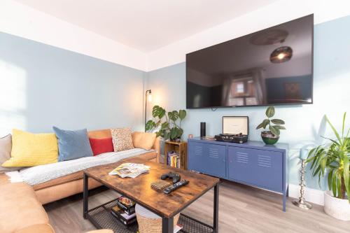 a living room with a couch and a table at Sleeps 8, off-road parking for 3 cars, pet friendly, welcome hamper in Tile Hill