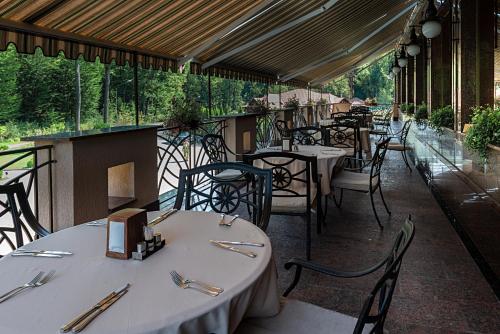 een restaurant met tafels en stoelen in een kamer bij Solva Resort & SPA in Polyana