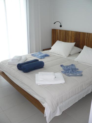 Кровать или кровати в номере Villa Mytikas, luxury in Greece with seaview and heated pool & jacuzzi