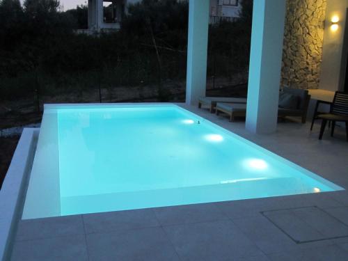 Бассейн в Villa Mytikas, luxury in Greece with seaview and heated pool & jacuzzi или поблизости
