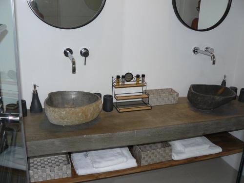 Baño con 2 lavabos en una estantería de madera en Villa Mytikas, luxury in Greece with seaview and heated pool & jacuzzi, en Pogoniá