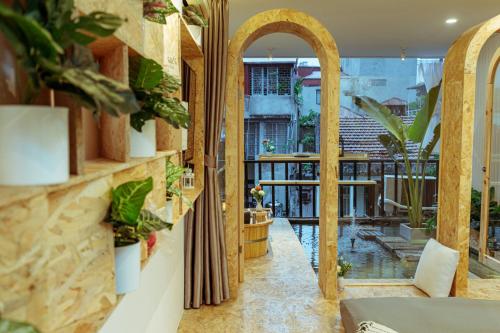 pokój z dużym oknem i roślinami na ścianach w obiekcie Homestay#CL#OldQuarterView#UniqueBalcony w mieście Hanoi