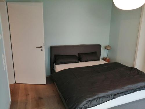 um quarto com uma cama e uma porta branca em Ferienwohnung Winter em Wasserburg