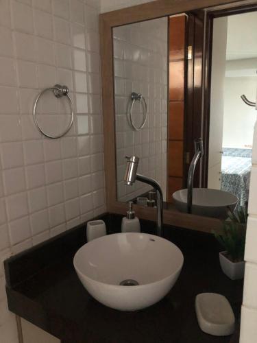 y baño con lavabo blanco y espejo. en Flat beira mar Manaíra, en João Pessoa