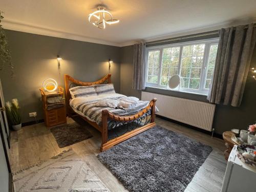 1 dormitorio con cama y ventana en Da Vinci Guest House & Guest Parking en Crawley