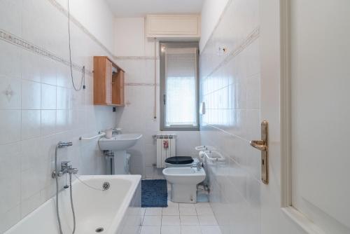 ein weißes Bad mit einem Waschbecken und einem WC in der Unterkunft Appartamento Elisa 100 metri dal mare in Finale Ligure