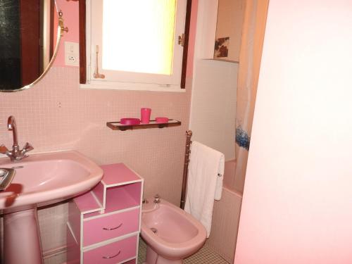 レ・サ​​ーブル・ドロンヌにあるAppartement Les Sables-d'Olonne, 3 pièces, 6 personnes - FR-1-92-717のピンクのバスルーム(シンク、トイレ付)