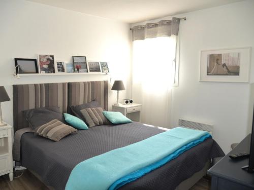 アルカションにあるAppartement Arcachon, 2 pièces, 4 personnes - FR-1-374-58のベッドルーム1室(青い毛布付きのベッド1台付)