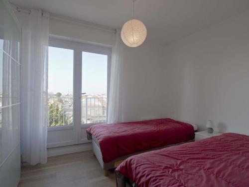 レ・サ​​ーブル・ドロンヌにあるAppartement Les Sables-d'Olonne, 3 pièces, 6 personnes - FR-1-92-758の白い部屋で、ベッド2台、窓が備わります。