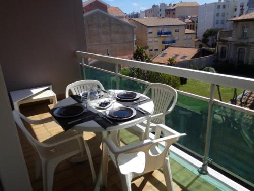 une table et des chaises sur un balcon avec vue dans l'établissement Studio en Centre-Ville d'Arcachon avec Balcon, Parking Privé et Wi-Fi, à 300m de la Plage - FR-1-374-28, à Arcachon