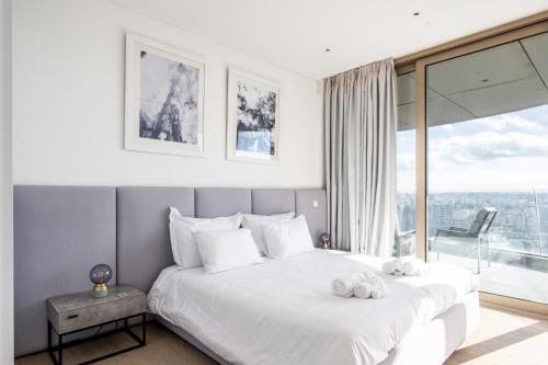 Rúm í herbergi á 360 Nicosia-3 bedrooms Panoramic Deluxe Residence