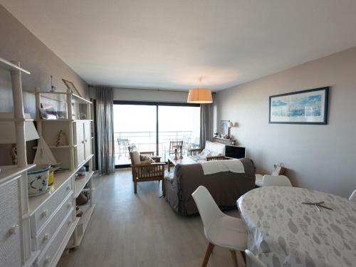 Appartement T2 en front de mer avec balcon, garage et ascenseur, Les Sables-d'Olonne - FR-1-197-475