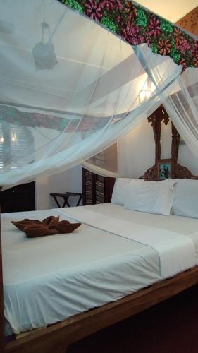 sypialnia z łóżkiem z baldachimem w obiekcie Warere Town House by Zanzibar Gem w mieście Zanzibar