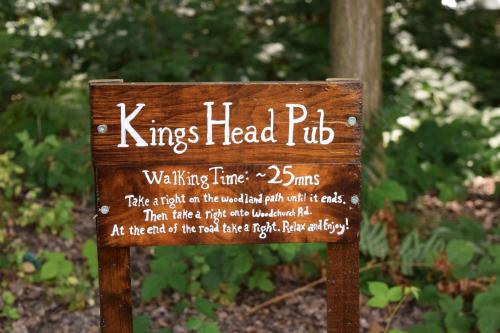 a sign that says kings head dip in a garden at SILVER BIRCH - 2 Bedroom Lodge in Kingsnorth