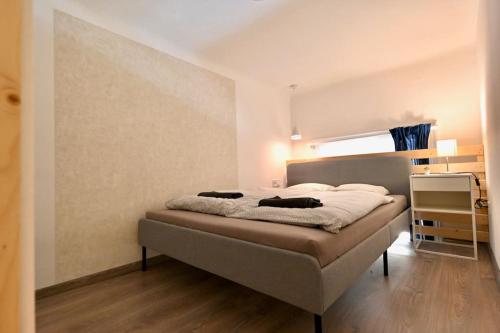 ein Schlafzimmer mit einem Bett in einem Zimmer in der Unterkunft Cute Gallery Flat in Király Street in Budapest