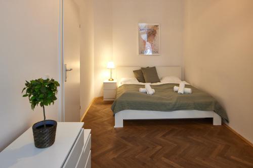 ウィーンにあるBeautiful Restored - Close To Metro - IIのベッドルーム(ベッド1台、鉢植えの植物付)