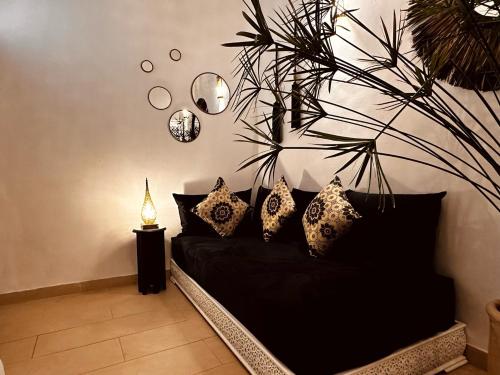 Ein Sitzbereich in der Unterkunft Riad Dollar Des Sables & Spa