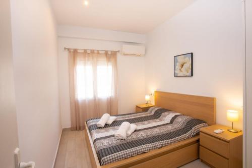 - 2 lits dans une chambre avec 2 serviettes blanches dans l'établissement Apartamento Moraira Live It Cb, à Moraira