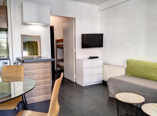 un petit salon avec un canapé et une table dans l'établissement Résidence Graziella Studio 108, à Juan-les-Pins