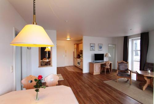 een woonkamer met een tafel en een eetkamer bij Skipper Appartements in Niendorf