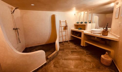 Ein Badezimmer in der Unterkunft Riad Dollar Des Sables & Spa