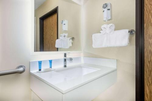 bagno bianco con lavandino e specchio di Days Inn by Wyndham Springville a Springville