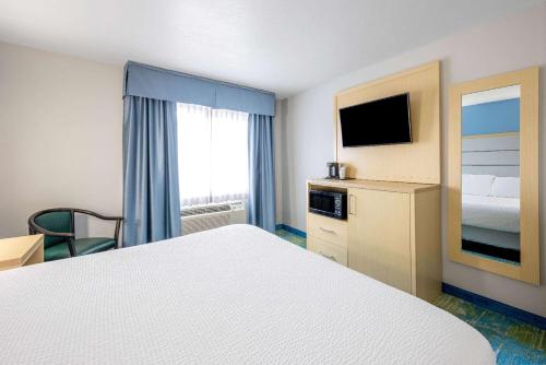 Ένα ή περισσότερα κρεβάτια σε δωμάτιο στο Days Inn by Wyndham Springville