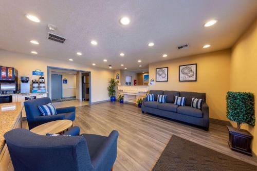 Zona de estar de Days Inn by Wyndham Lathrop