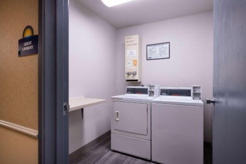 un lavadero con lavadora y secadora en Days Inn by Wyndham Lathrop, en Lathrop