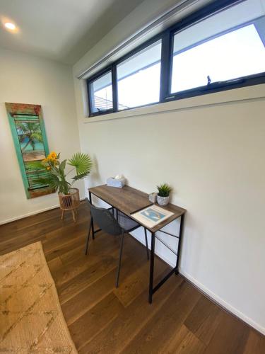 a room with a table and a window at 2Bedroom Tranquil Townhouse CLOSE TO CITY & AIRPORT in Melbourne