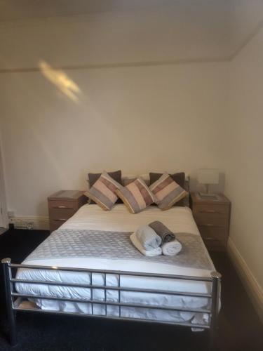 um quarto com uma cama com duas toalhas em Alma place A2 em Plymouth