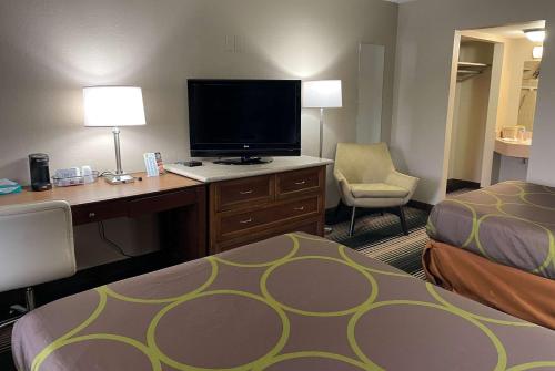 Телевизор и/или развлекательный центр в Deluxe Inn & Suites