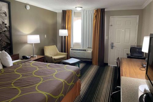 Кровать или кровати в номере Deluxe Inn & Suites