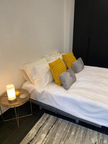 Ένα ή περισσότερα κρεβάτια σε δωμάτιο στο Beautiful Modern studio in High Street Kensington