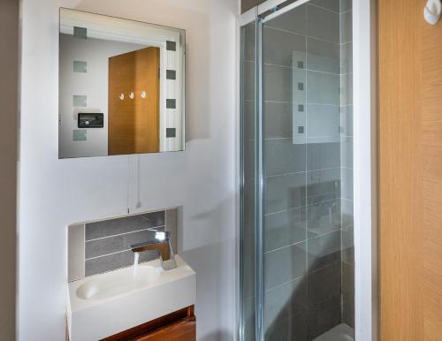 a bathroom with a sink and a shower at Modern & spacious 2-bed flat with secure parking in Reading