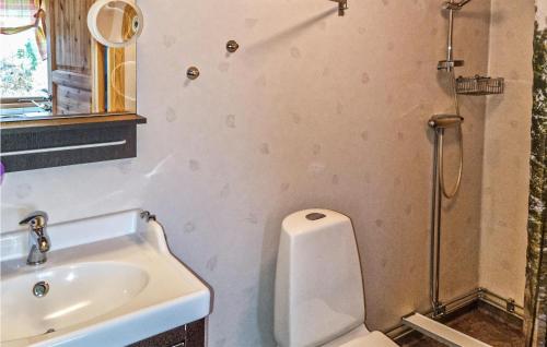 een badkamer met een wastafel, een toilet en een douche bij 2 Bedroom Awesome Home In Vetlanda in Vetlanda